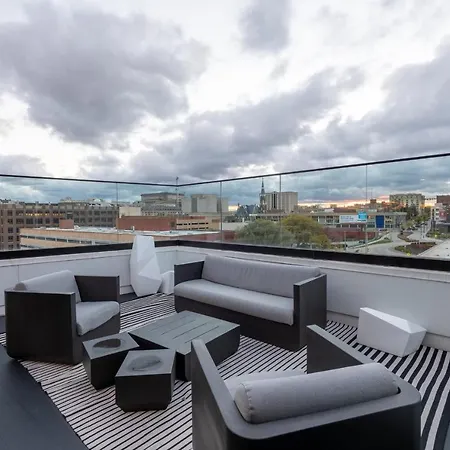 Modern 1Br Apt With Skywalk To Fiserv, Rooftop, And Parking